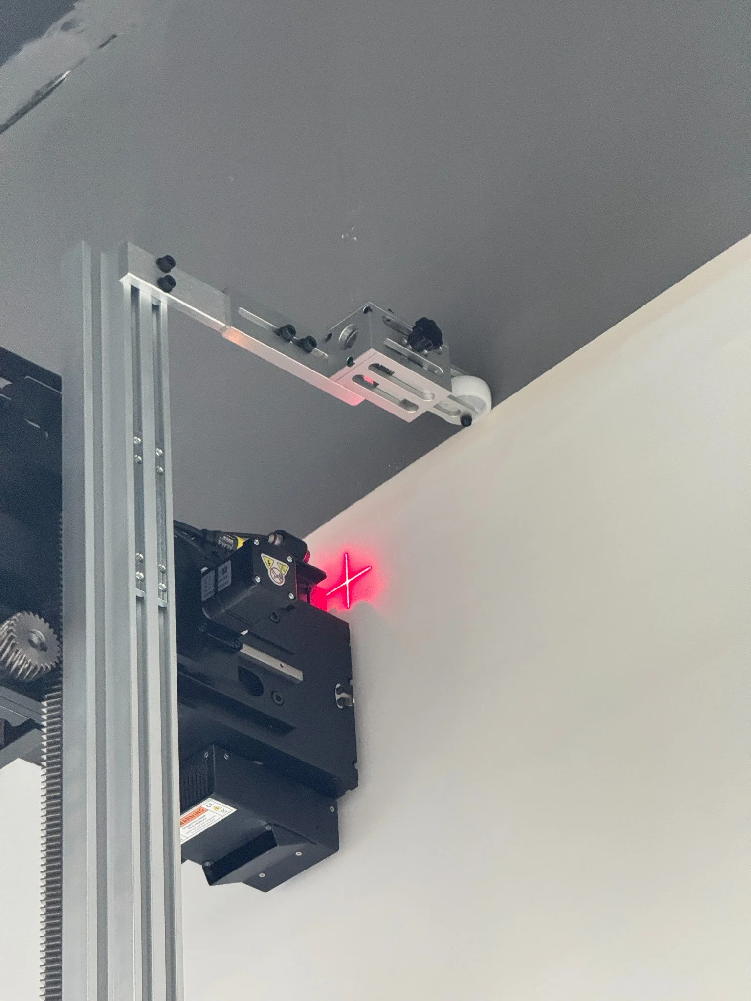 DXonJet StabiArm wall contact roller installed above the wall printer printhead